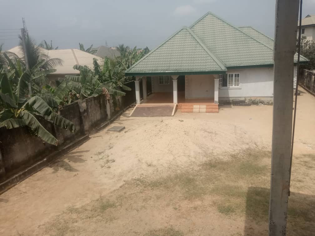 A Standard And Neatly Built 4 Bedroom Bungalow Available for Sale Off Oron Road Uyo Akwa Ibom. Selling for ₦45,000,000.