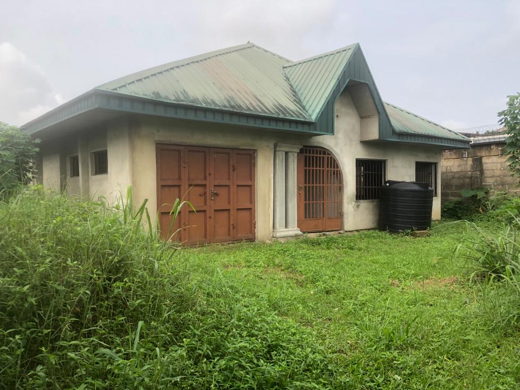 A fully detached 4 bedroom bungalow, all rooms en-suite with a bare land at the back of about 300sqm on a tarred street. Selling for 30M net.