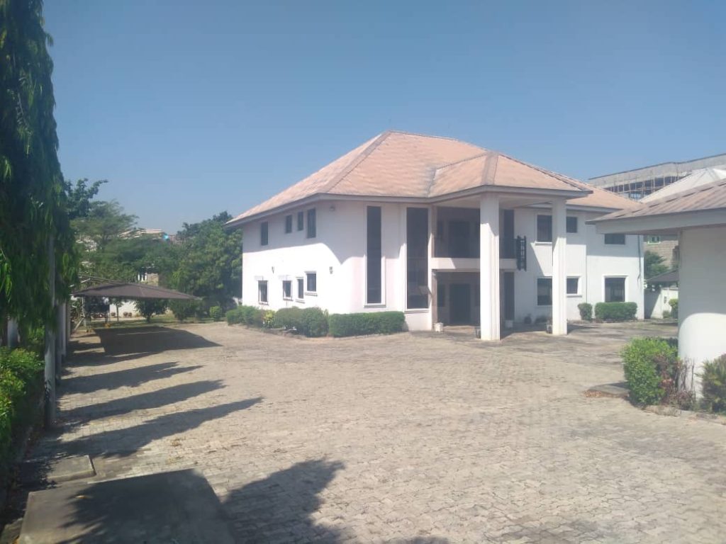 A 4 bed bungalow & 7 bed detached duplex & 2 rooms guest chalet with ample parking space. For corporate tenants. Rent: N65M. At Wuse 2, Abuja.