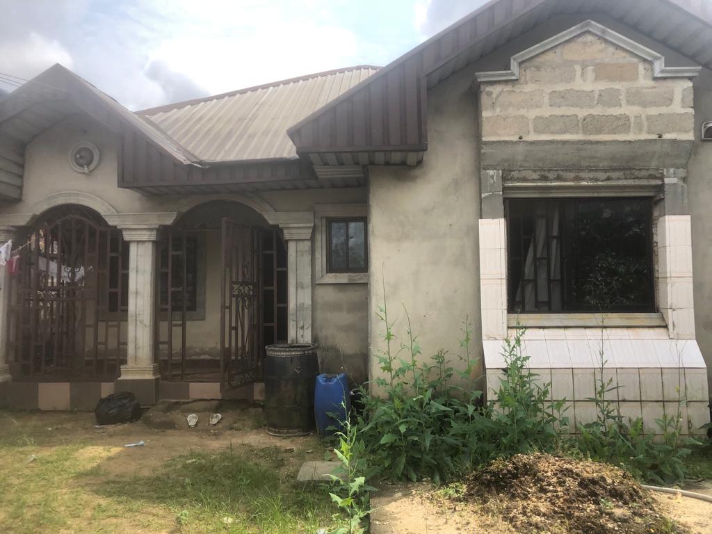 A detached twin bungalow with 2 flats in the compound comprising of a 4 & 3 bedroom flats all ensuite, off abak road/atiku. Selling at: N30M.